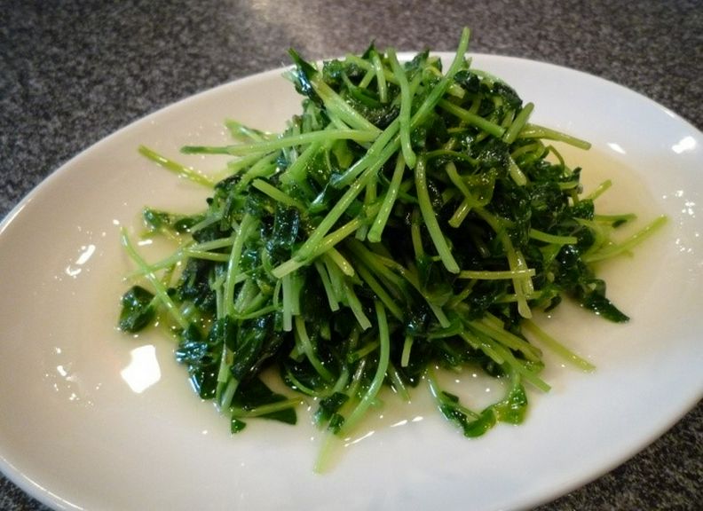 シャキッとした絶妙な歯応え『豆苗の塩炒め（清炒豆苗）』