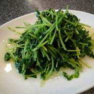 鉄分、ビタミンたっぷりのえんどう豆の新芽を、あっさり塩味で仕上げました。料理人の技が光る絶妙な火入れが、シャキッとした歯ごたえを楽しむ逸品に。