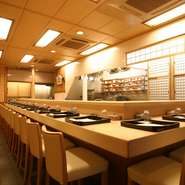 カウンター席では食事を楽しむカップルの姿も見られます。北新地で長年店を構えている、重鎮的な存在の【神田川】。ワンランク上の雰囲気が漂いながらも、家庭的な温もりを感じさせてくれます。