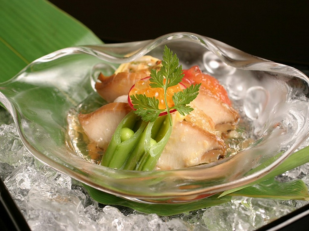 料理に合わせ、季節に応じて仕入れる日本酒
