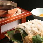 仕事で会食が必要なときに個室を探している方は、ぜひ。4名まで入室可能な個室が3部屋あり、10名以上で集まることもできます。気心知れた者同士で囲む鍋料理も良いですよね。