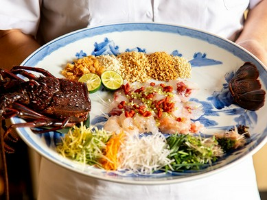 創業当時から受け継がれている、伝統の一品『伊勢海老と明石鯛のスタミナ和え』