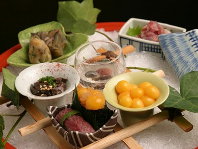 【神田川】の名物料理の一つ。すっぽんを堪能できるコース『すっぽん料理』