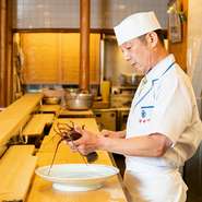「料理はもちろんのこと、お客様にとって良いお時間になっていただきたい」と話す、谷口氏。そのためには、目配り、気配りを欠かせません。常に新鮮な気持ちで、目の前の人に向き合います。