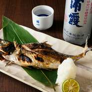 季節ごとの新鮮な旬魚を、一本一本丁寧に串刺しし炭火で焼き上げます。備長炭で焼き上げることで表面はパリパリに香ばしく、中身はふっくらした味わいに。日本酒とも抜群の相性です。
