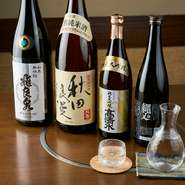 長い歴史のある酒蔵から取り寄せる『縄文　能代』や、秋田でしかお目にかかれない希少な銘柄など、その時々のオススメが常時5種ほど用意されています。「きりたんぽ」と共に、米どころならではのおいしさです。
