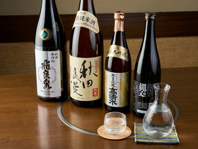 秋田の酒蔵から入手する地酒など、料理に合わせた日本酒を