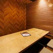 落ち着いた掘りごたつ席と賑やかな雰囲気が特徴のオシャレな店内。個室喫煙所も完備しており、プライバシーを大切にしたくつろぎの空間が提供されています。