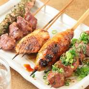 朝挽きの地鶏を備長炭で焼き上げてくれます。素材に応じて火加減を調整してくれるのがポイント。特にオススメはレバーです。強火で焼き上げつつも、中はしっとりとした食感が人気。