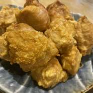お店自慢の唐揚げはランチでも大人気。醤油ベースの味付けが特徴で、モモ肉とムネ肉をミックスで使用。下味をしっかりと染み込ませ、濃すぎない絶妙な味わいです。小ぶりなサイズ感も食べやすさの秘訣。