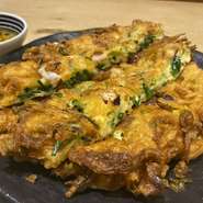 パンケーキのようなふんわり感と、揚げ焼きならではのカリッとした食感がポイント。職人技で仕上げた逸品です。あっさりとしただしのタレと相性抜群。混雑時は待ち時間もありますが、その価値は間違いなしです。