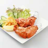 骨付きの鶏肉をスパイシーなヨーグルトソースに漬け込んで炭火焼。
1p…600円
2p…1,000円