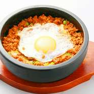 熱々石皿に盛り付けたキーマカレーは一味違います！