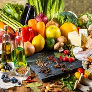 地産地消や旬の食材、地中海食の特性に即した食材を活用し、伝統的なイタリアの地方料理を踏襲しつつ、新しい調理技術も取り入れています。