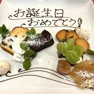 コース料理は3,500円から。
お誕生日、結婚記念日、還暦や古希のお祝い、そのほかメッセージを入れたドルチェ盛り合わせのプレートもご予算に応じてご用意します。