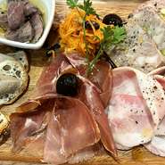 自慢のシャルキュトリーや本日のパスタなど、アラカルトでコース料理でもお楽しみ頂けます。ロールカーテンで半個室的な空間もご用意できます。