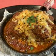 自家製の平打ちパスタ（ラザニア）とたっぷりのチーズとソースを層に重ねて焼上げ。さらに自慢のボロニェーゼ（ミートソース）をトッピングしてオーブン焼きに。熱々のスキレットで提供します。