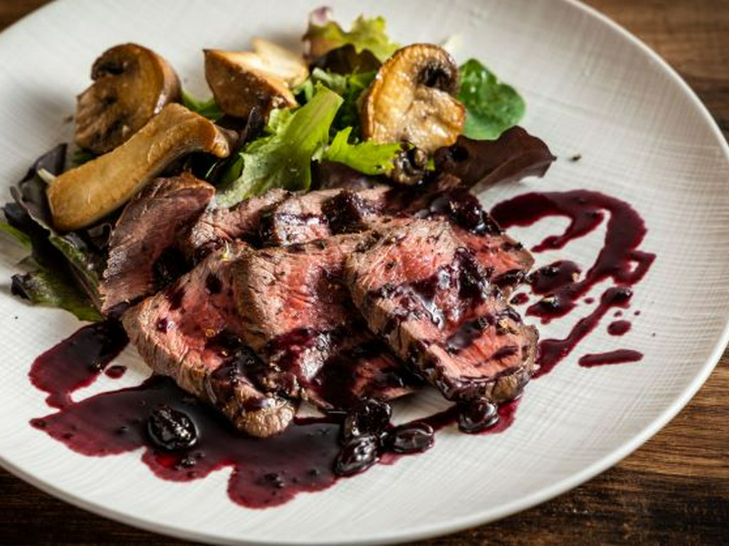 希少部位ザブトンのタリアータ　～ベリーソース～