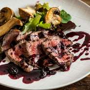 牛一頭から数キロしか取れない肩ロースの一部ザブトン。数ある希少部位のなかでも赤身で美味しさがギュッと詰まったお肉として有名です。低温調理で柔らかく仕上げ、タリアータ（薄切り）でベリーソースを添えます。