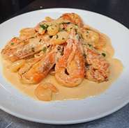 たっぷりの海老！エビ！えび！に、えびのうま味が溶け込んだクリームソース。人気のひと品です。