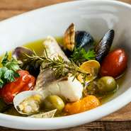 南イタリア・ナポリ地方の郷土料理アクアパッツァ。新鮮な魚介類とオリーブオイルで仕上げるシンプルですがコクのあるスープが自慢です。
店内のメニューボードから本日のオススメをお選びください。
