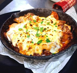 ランチタイム限定のお得なランチコース、全7品。
ご予約は2日前までにお電話でのみ承っております。