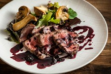 人気のメニューにダブルのメイン料理が揃う贅沢なフルコース。