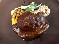 はじまりはひとくちスープ。冷菜＆温菜。人気のシャルキュトリー。メイン料理は牛ホホ肉のワイン煮込み。