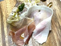 オススメ前菜にシェフ自慢のシャルキュトリー、ドルチェ盛り合わせも人気。