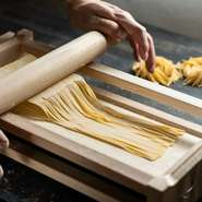 生地から手作りの自家製生パスタ。タリオリーニ、フェットチーネ、タリアテッレ、ガルガネッリなど、相性の良いソースとからめて提供します。生パスタがソースの旨味を吸収し、味わい深いヒトサラに仕上がります。