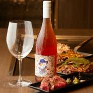 厳選ドリンクと味わうことで、お好み焼きはさらに味わい深いものに。ワインをはじめ、ドリンクはすべてスタッフが試飲。お好み焼きとの相性を考慮し一つ一つ選び抜いています。