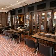 ペット同伴可能なテラス席もあり、屋外の開放感のなかで味わうお好み焼きもまたオツなもの。夜風が気持ち良い日には、飲み放題と合わせてビアガーデンのようなスタイルも楽しめます。