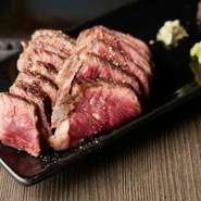 月ごとのオススメ部位を、鉄板で焼き上げるシンプルなステーキ。写真は食べやすいハーフサイズとなります。肉の旨みを引き立てるのは、料理人の技と自家製フレーバーソルト。当日のオススメ部位は店内でチェックを。