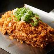 鉄板を活かした“ご飯もの”より、オススメの逸品。大阪鶴橋から直送で仕入れたキムチを、贅沢にチャーハンの具材として使用。キムチのシャキッと食感が、程よいアクセントを効かせます。