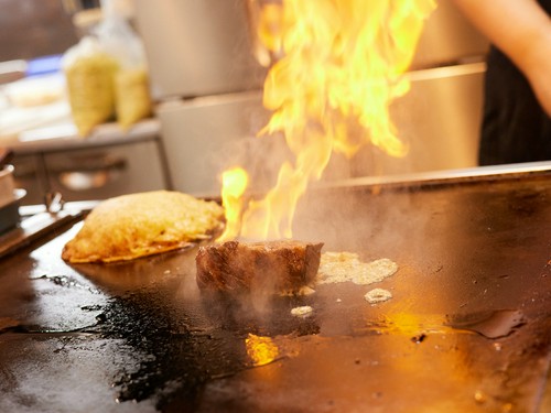 臨場感たっぷりの鉄板焼き