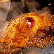 風味豊かなお好み焼き粉のブレンドから、香ばしいオリジナルソースまで、一つ一つの要素にこだわったお好み焼きが自慢。多彩な具材とのコンビネーションで、飽きさせません。