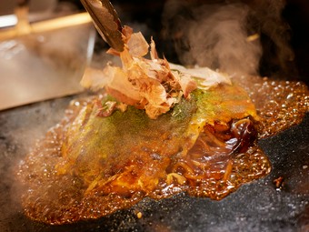 各テーブルの鉄板で、自分好みのお好み焼きを楽しむ