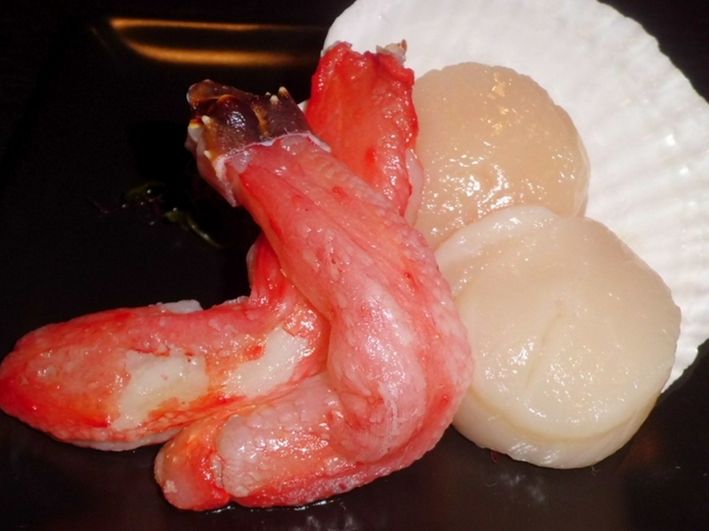 超特大の本たらば蟹のむき身と帆立貝柱