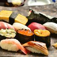 その日ごとに内容が変わる『駿河』。駿河湾から水揚げされたばかりの鮮魚を、毎朝市場直送で仕入れています。その中でも厳選されたオススメを、おまかせの握りセットで味わう一皿。駿河湾からの海の恵みに舌鼓。