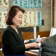 店内は、木の温もりを感じる和を基調とした、落ち着き漂う空間が広がります。女将の笑顔は、もてなしの心に溢れていて、高級感がある佇まいながらも、こだわりの料理をリーズナブルに楽しむことができます。