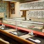 店内は、昔ながらの雰囲気で居心地の良さも抜群。夫婦で静かに愉しむ大人のデートに最適です。たまには二人でゆっくりと、おいしい鮨と旨い酒をたしなみながら過ごすのも良いものです。