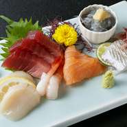 春夏秋冬、駿河湾から水揚げされる鮮魚は、多種多彩です。その日入荷した最高級の魚介を厳選。日ごとに変わる自慢の鮮魚の中から選んだ、その日のオススメを盛り合わせています。