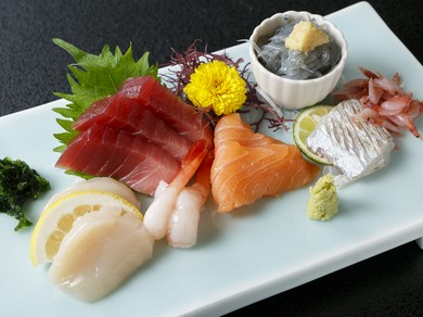 その日入荷した最高級の魚介を厳選。一番おいしい魚を一皿に凝縮した『刺身盛り合わせ』