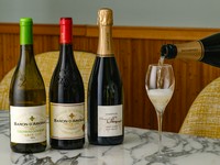 ソムリエが常駐し、ゲストの好みと料理との相性に応じて、銘柄などをご提案。ブルゴーニュなどのフランス産、イタリア産など、個性豊かな味わいが揃います。