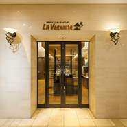 「アパホテル　潮見」1階【ラ・ベランダ】は、カップルやファミリー層からシニアまで、幅広い世代に人気のビュッフェレストラン。和洋中の多彩なメニューやライブキッチンで、訪れるすべてのゲストを魅了します。