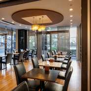 洗練された雰囲気の店内は、利用するシーンやシチュエーションを限定させません。ライブキッチンなどの演出面も魅力的。見た目も華やかなオシャレな料理も多く、視覚からゲストを楽しませてくれます。