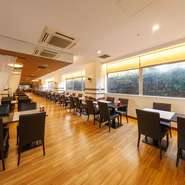 飲み放題プランは、お一人様からオーダーできる60分制と、友人との食事に最適な90分制を用意。宴会時には店内一部を20～30名規模の個室としても利用できます。別途大宴会場も手配可能なため、幹事の方はぜひ相談を。