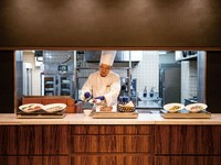 オープンなライブキッチンでは熟練のシェフが目の前で調理いたします。
揚げたて天ぷら、茹でたてパスタなど
出来立てのお料理をお好きなだけお召し上がりください。