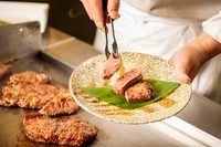 シェフが鉄板で焼き上げる牛ロースの鉄板焼きステーキ
おろしポン酢と和風ステーキソースの２種類のソースで是非お召し上がりください。