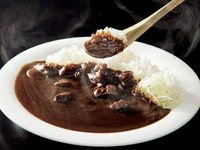 オリジナルスパイスとまろやかなソースを贅沢に使い
じっくり煮込んだ牛肉と野菜の自然な甘みを引き出した本格派ビーフカレー。
石川県の金沢カレーがベースとなっており
千切りキャベツを乗せることが特徴です。